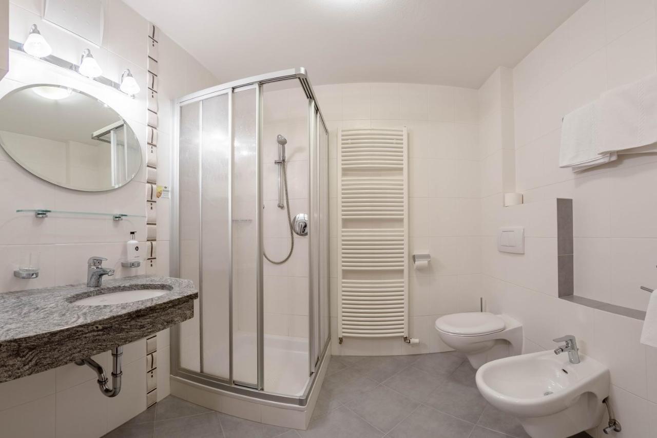 Hotel Schwarzer Adler Резия Экстерьер фото