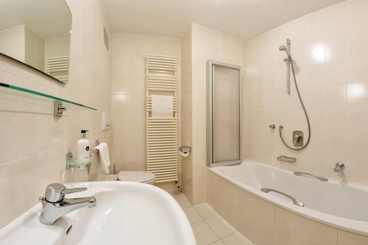 Hotel Schwarzer Adler Резия Экстерьер фото
