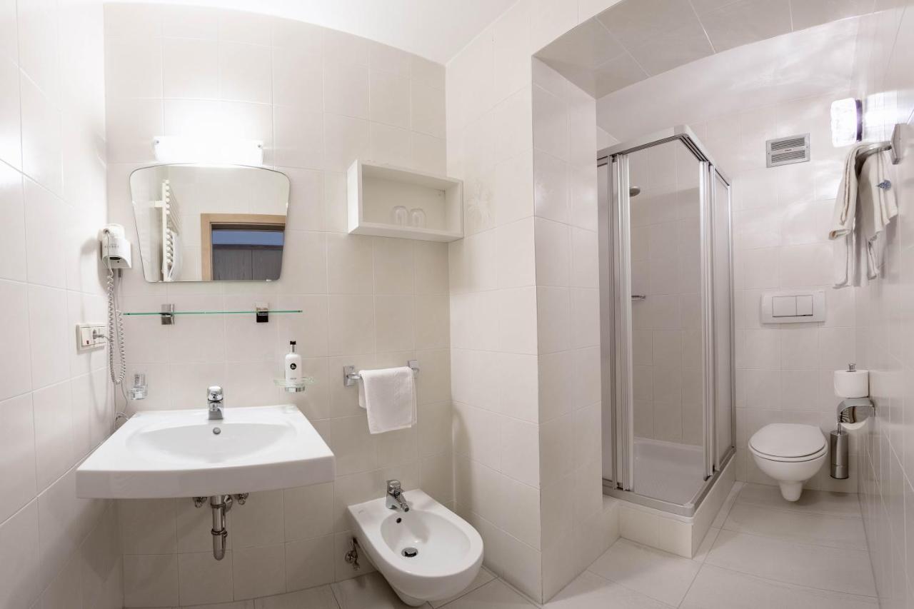 Hotel Schwarzer Adler Резия Экстерьер фото