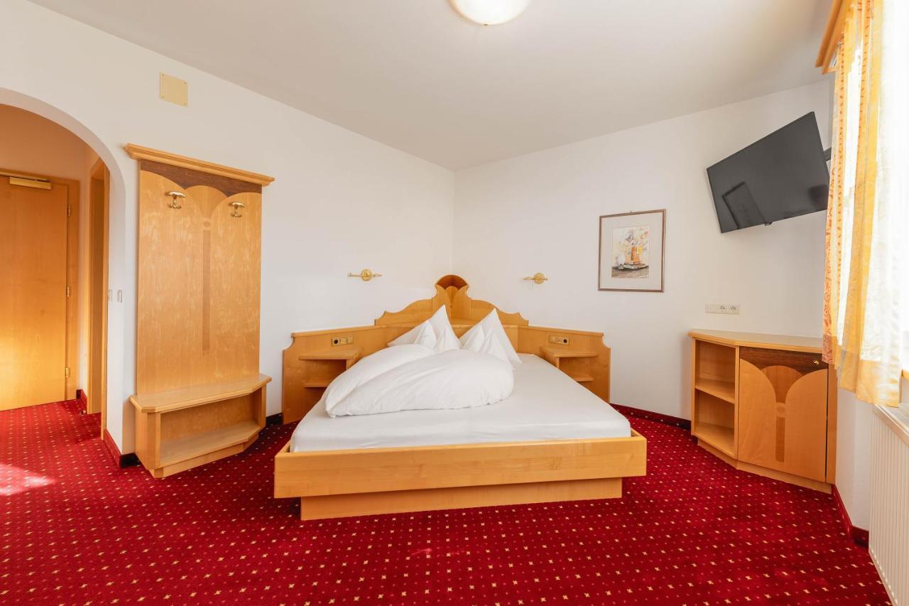 Hotel Schwarzer Adler Резия Экстерьер фото