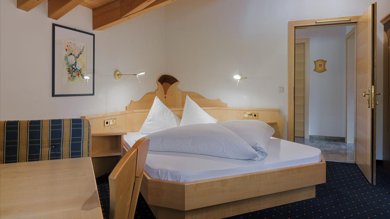 Hotel Schwarzer Adler Резия Экстерьер фото