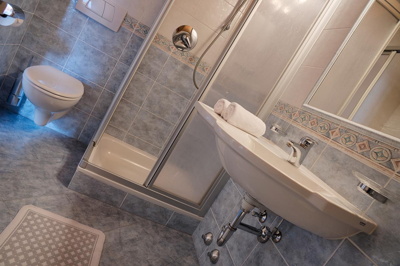 Hotel Schwarzer Adler Резия Экстерьер фото